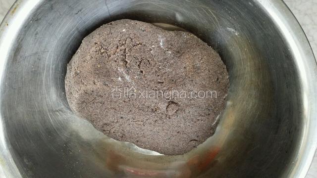 和成稍微比较软的面团，冰糖水不够可以再加水，湿布盖好醒20分钟