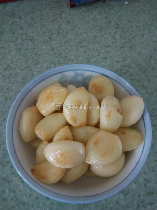 炒到祘瓣微黄时捞出。