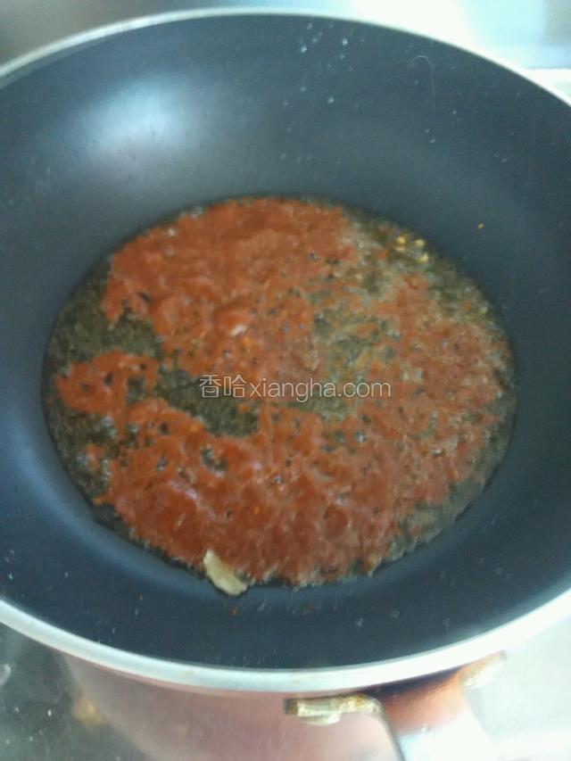 用锅中剩余植物油，将蒜蓉辣酱放入炒香。