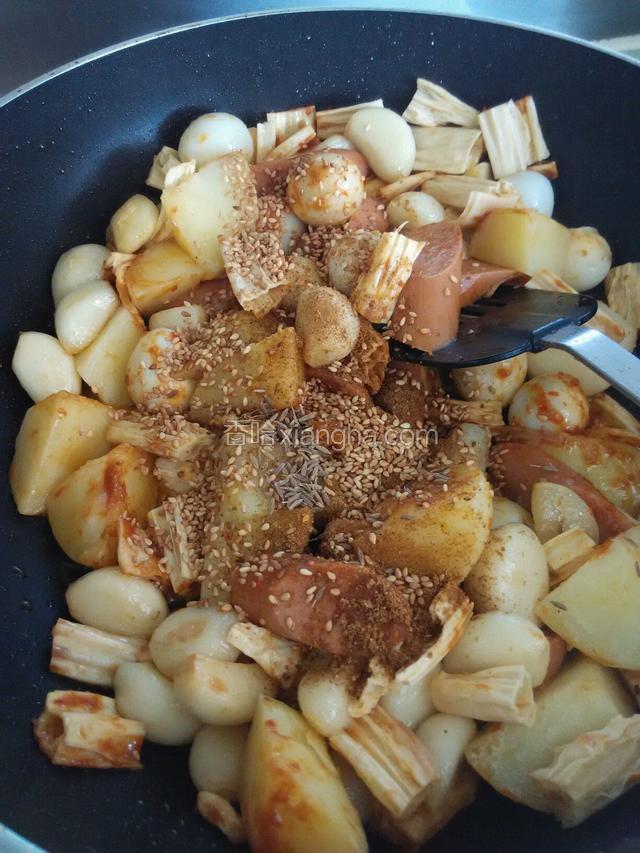 添加孜然、芝麻烧烤调味料翻炒均匀。