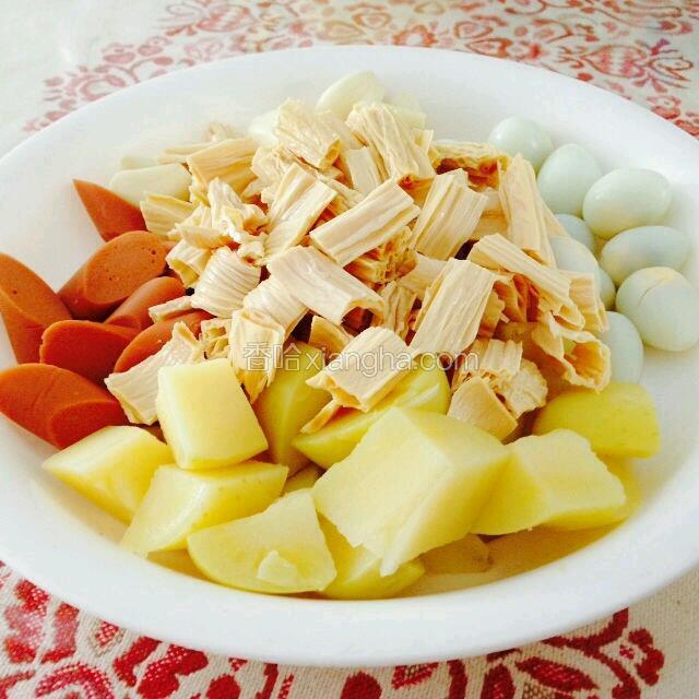 鹌鹑蛋煮熟去皮，土豆煮熟切块，腐竹泡软切段，祘瓣去皮，香肠切断。