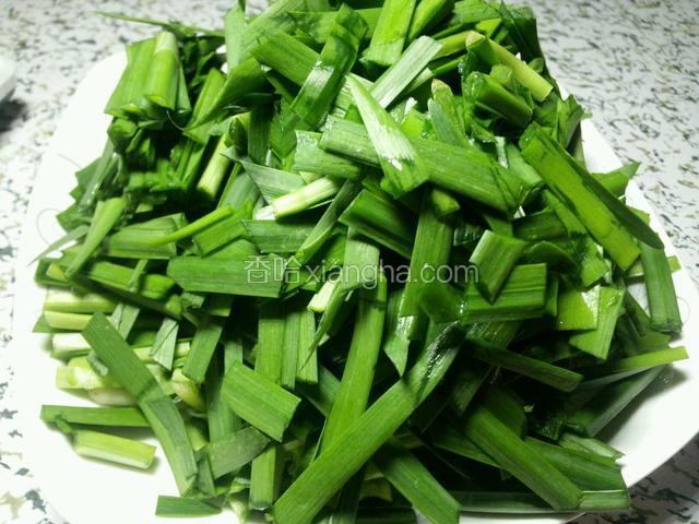 韭菜切乘段炒熟备用