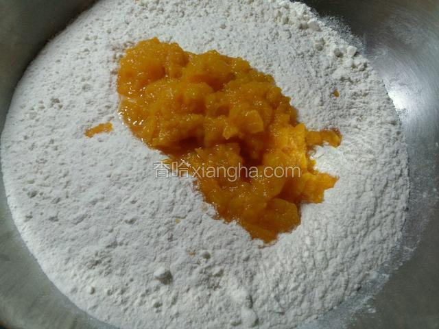 南瓜泥置于面粉揉开，备温水化开酵母粉，继续揉面，至光滑不沾手即可