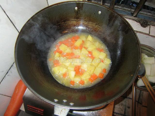接着就把土豆块和萝卜块一起炒，稍微炒一下后就加点水，因为等下还要加卤汁，水就不用加太多，刚好盖住食物就好。