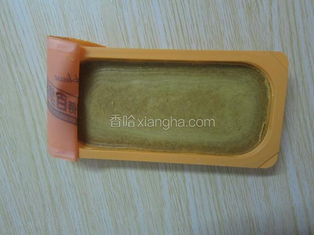 超市买的咖喱是3-5人份的，我是两个人吃就放了一半。水开后就放咖喱，翻炒让咖喱融化后就把卤汁和牛腩一起放进去一起煮
