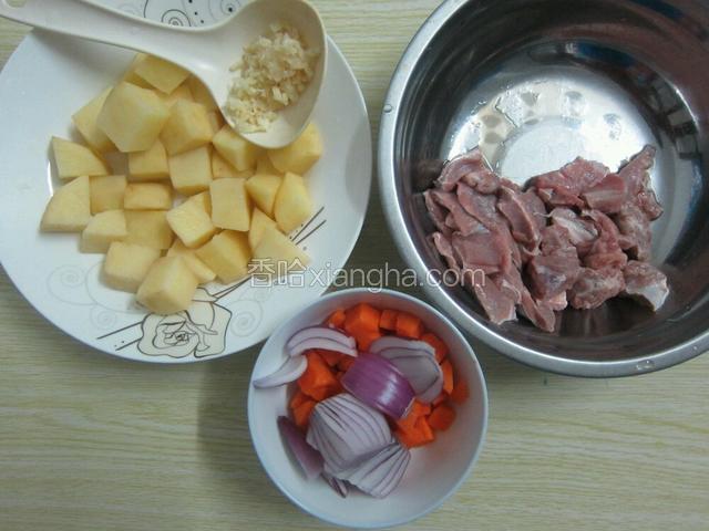 把材料切好全部洗好，蒜头切碎后准备好，牛腩洗干净后就开锅咯！