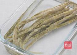 笋干炖鸡的做法图解2