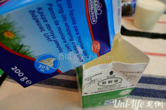 往空盒子里倒入200ML(200g)的动物性奶油。