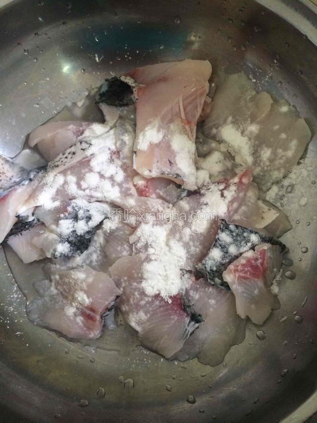先把鱼洗净至没有血水，鱼肚子一定要洗干净，然后用淀粉搅拌