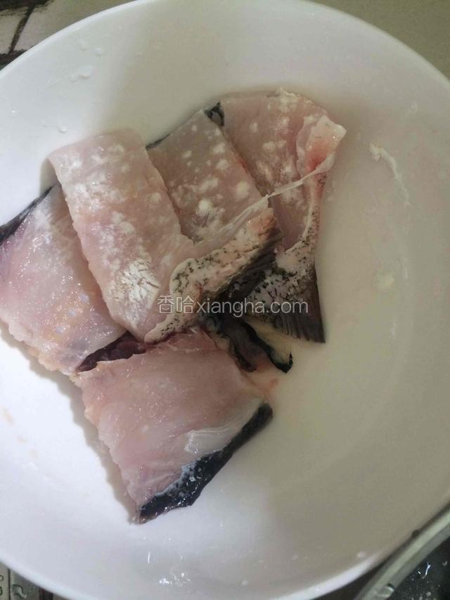 鱼骨鱼头跟鱼肉分开要用来熬汤，用十三香和蚝油酱油分别腌食料