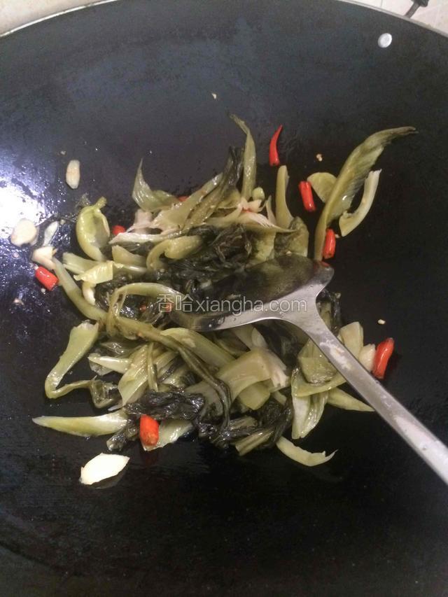先下油微热，下辣椒跟酸菜炒变色，放鱼骨跟鱼头进去加水熬出浓汤