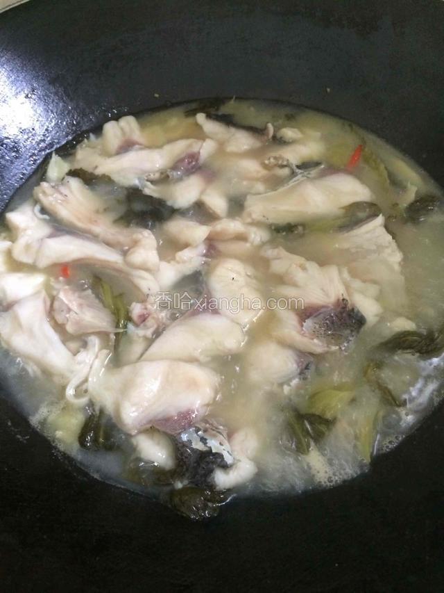 然后放鱼肉进去煮熟，起锅