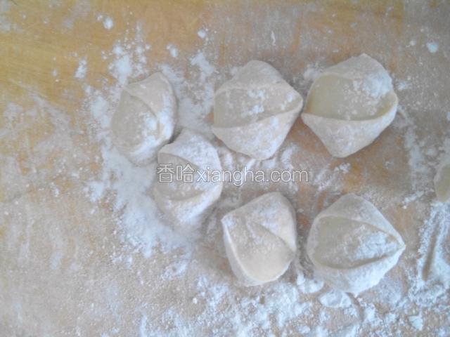 取适量面团切剂子，比饺子剂子略大哦。