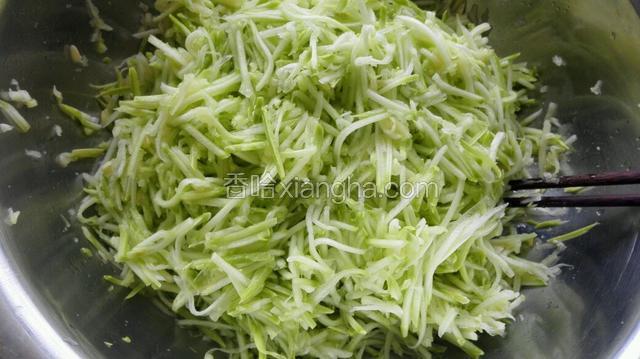 西葫芦插成丝放入盐10克，腌出汤！
