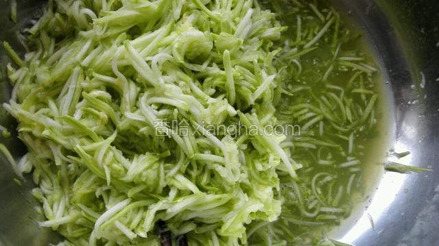 把腌出来的汤倒掉！