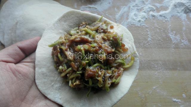 擀成边薄中间厚点的圆片，将馅料放入！