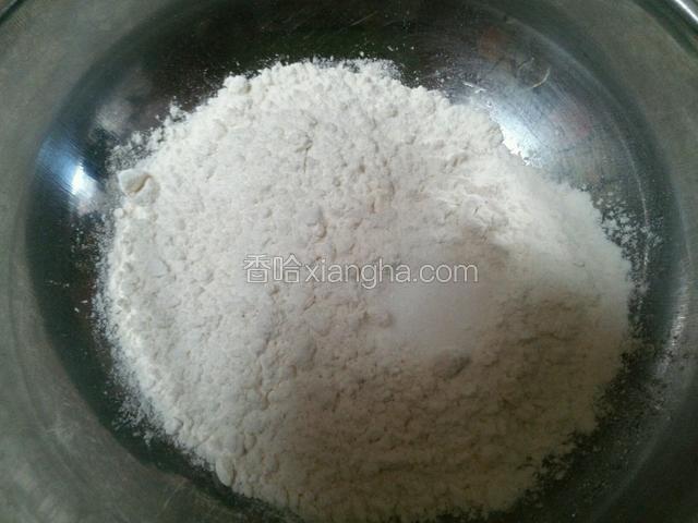 面粉加水，加盐搅拌