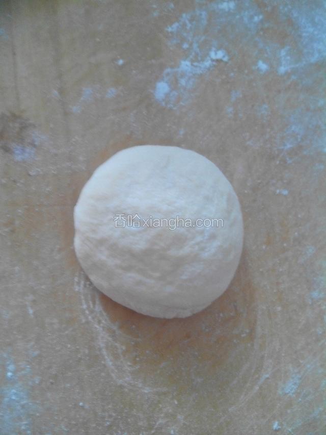 取一个剂子揉圆，然后压扁成厚饼状。