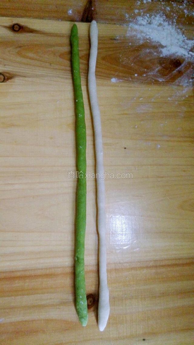 将两个小面团分別搓成细，长条(不要太细)