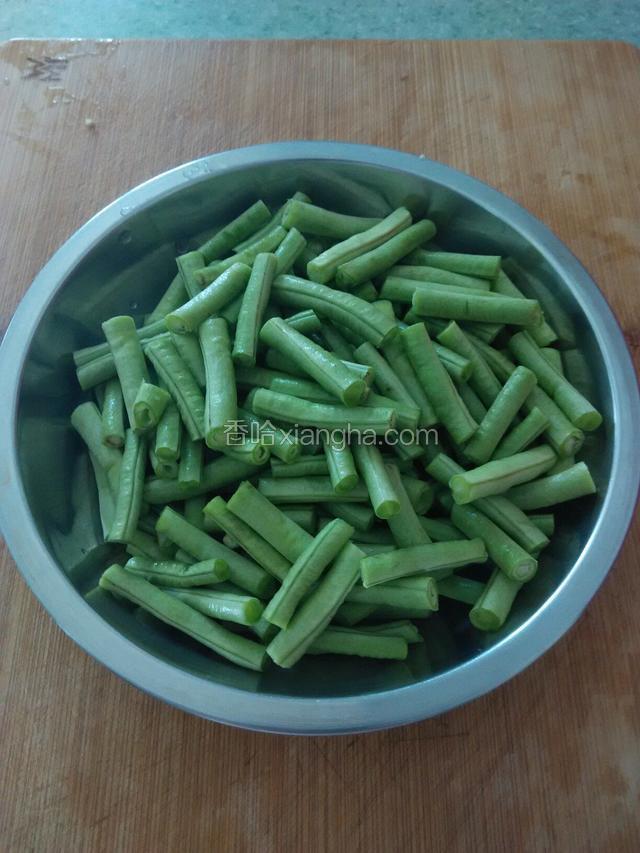 豇豆洗净切段。