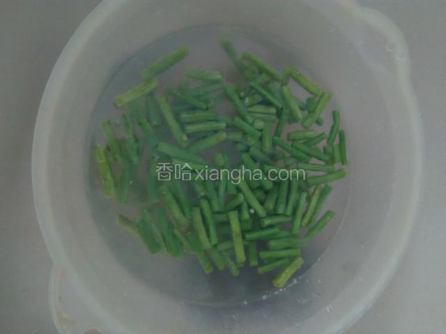 焯熟后捞出过冷水。
