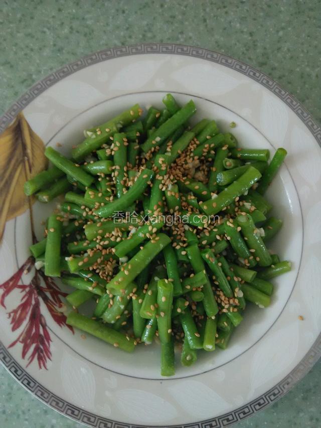 最后在上面撒上少许芝麻。