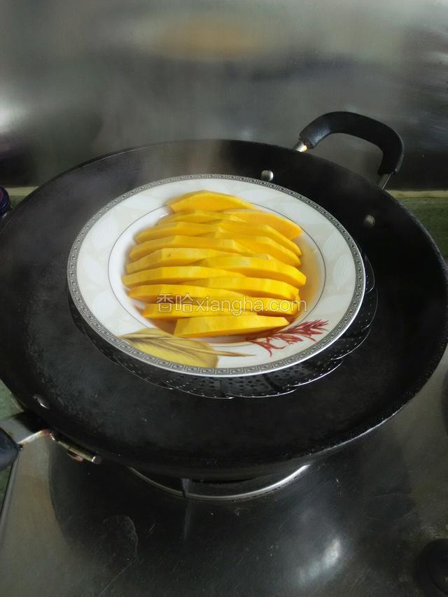 将装有南瓜的容器放入锅里，盖上锅盖大火蒸熟。(大约十分钟左右)