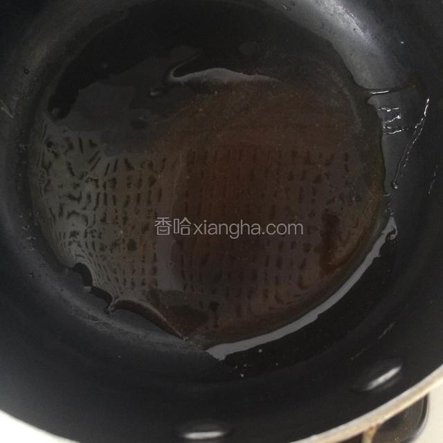 白糖加少量水小火熬成黄褐色，即为焦糖。