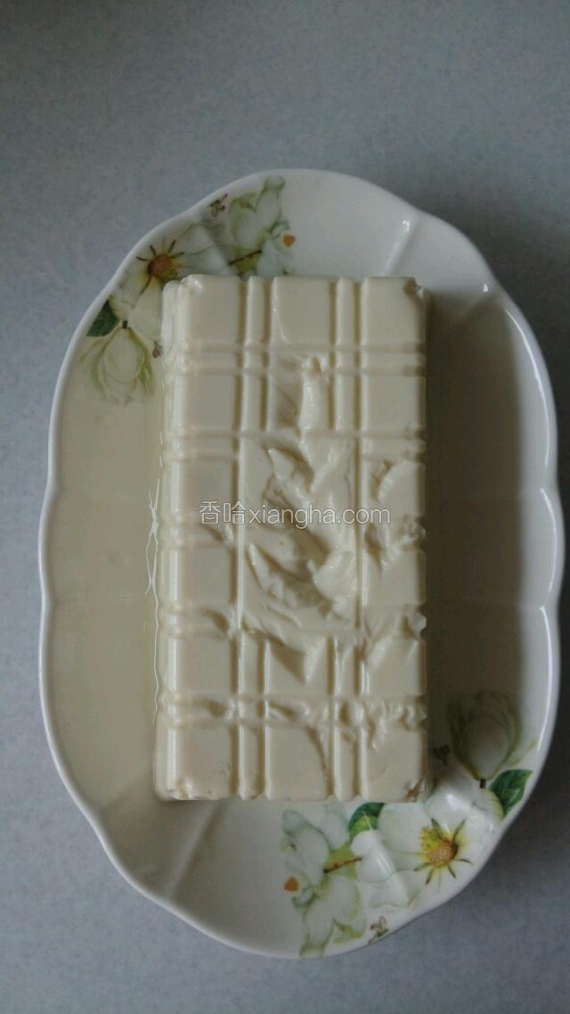 倒出的豆腐是不是很完整，用刀把豆腐划成块