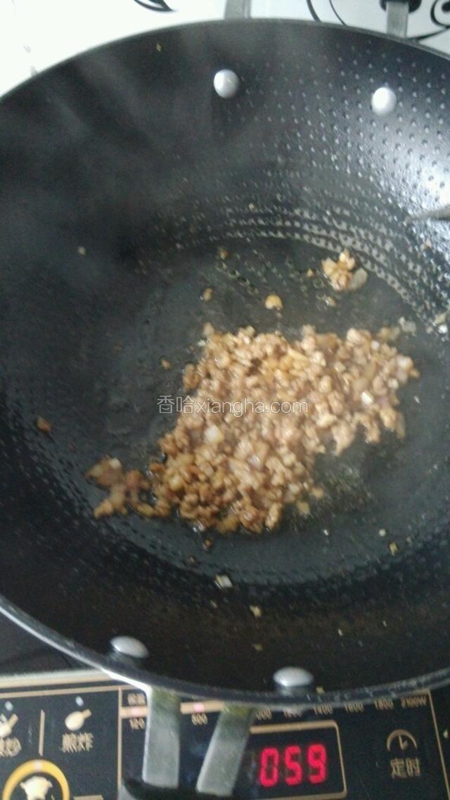另起锅放少许油，把肉馅放入翻炒，倒料酒酱油