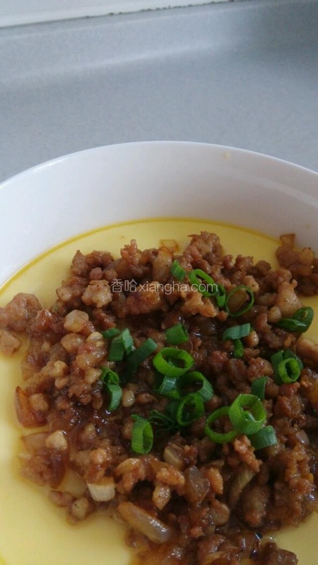 把炒好的肉馅放到鸡蛋糕上撒点香葱，完成