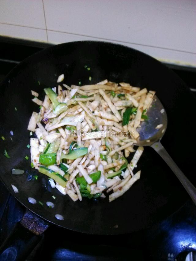 炒菜至软后放饼