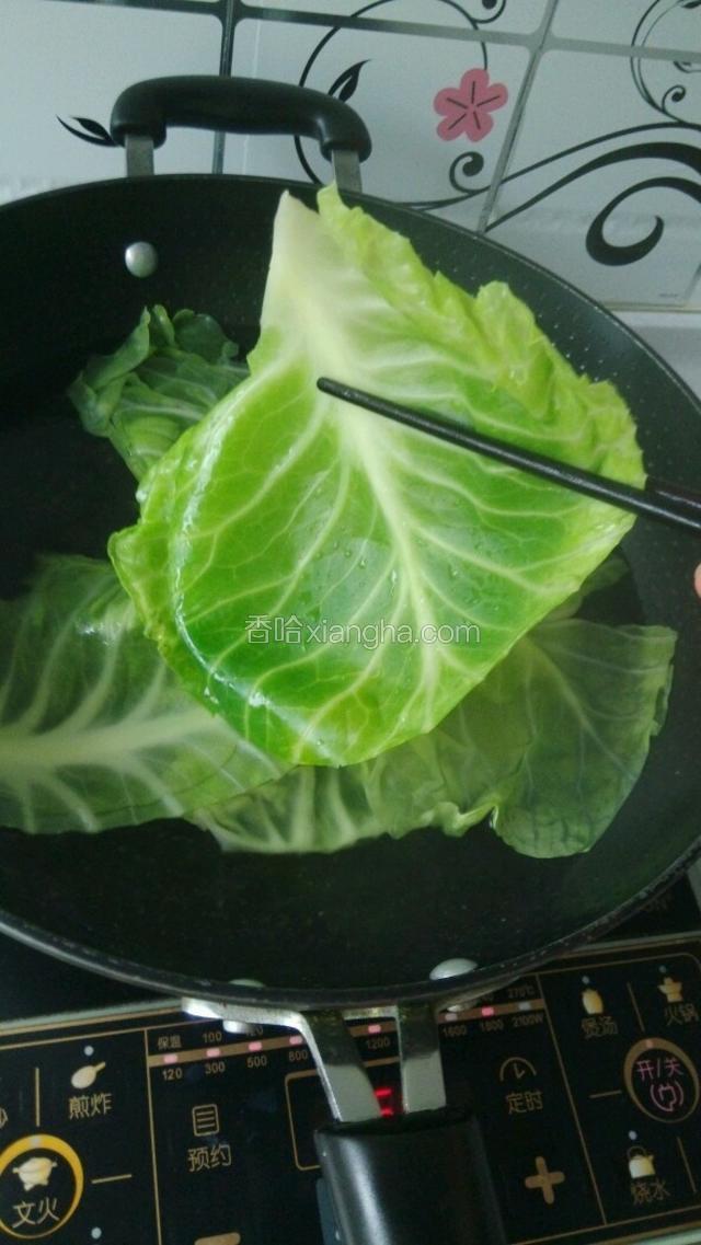 浸泡好的圆白菜放开水中焯水，当圆白菜看起来呈半透明状就行了
