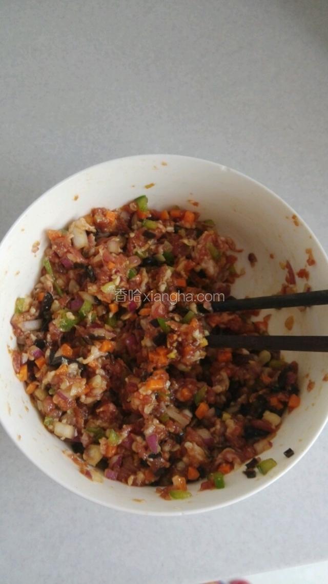 开始拌肉馅，将姜，洋葱，酱油，香油，盐放肉馅中搅拌，腌制一会儿，再放入甜椒，玉米，木耳，胡萝卜碎，搅拌