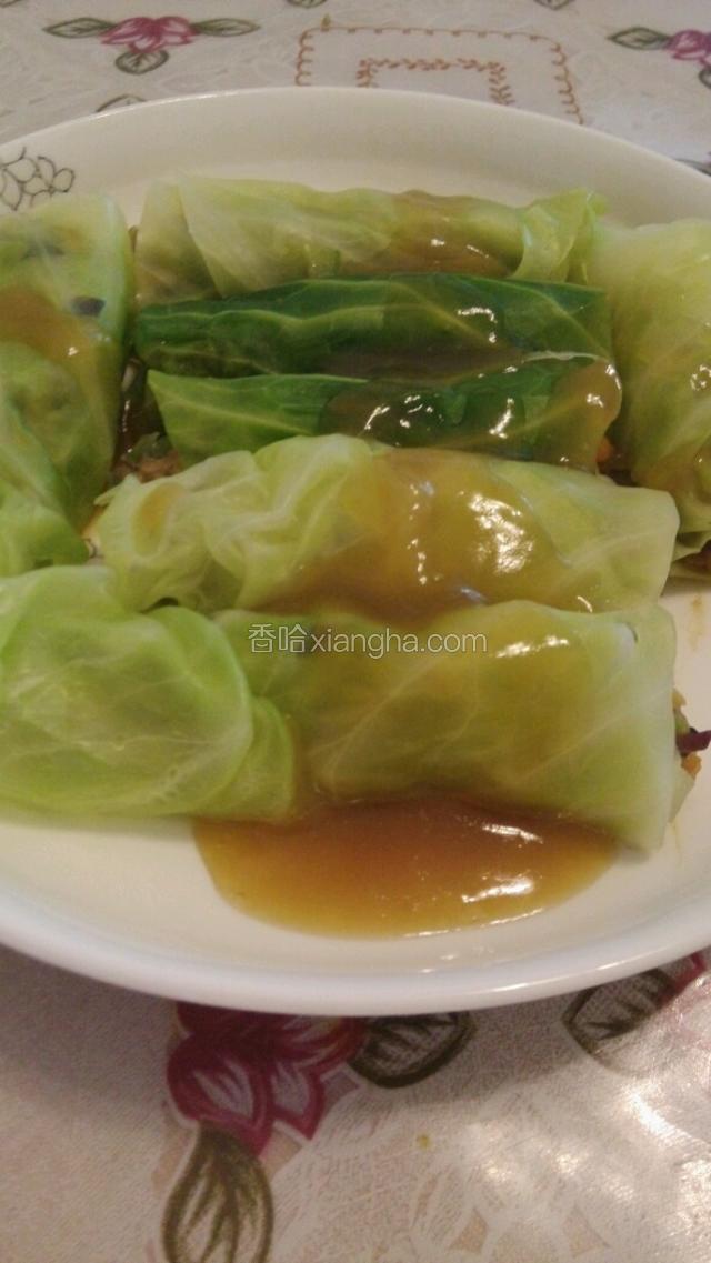 将勾好的芡倒在菜卷上，完成。
