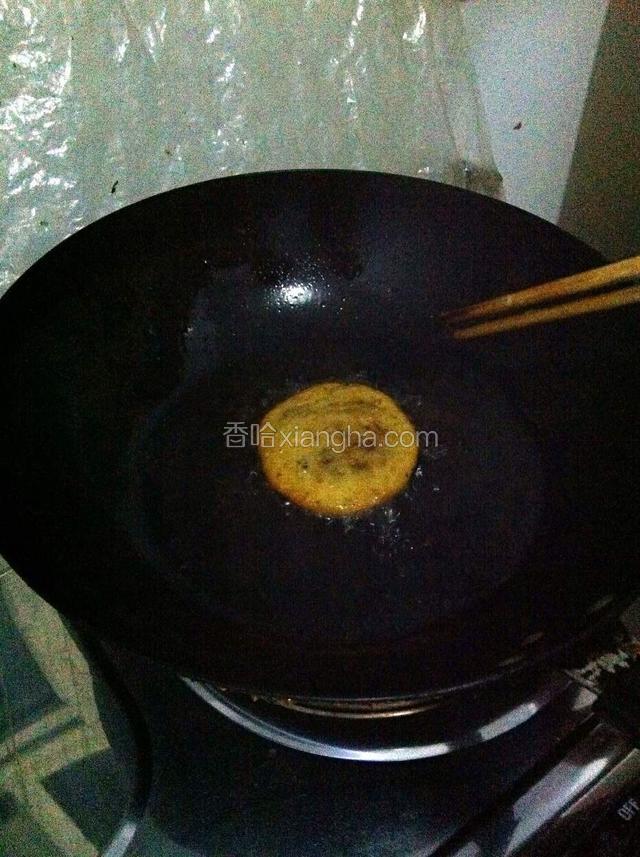 锅里放入花生油，等油热后，放入炸糕，小火不断翻炸。