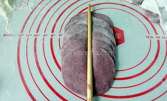把筷子放在面皮中间