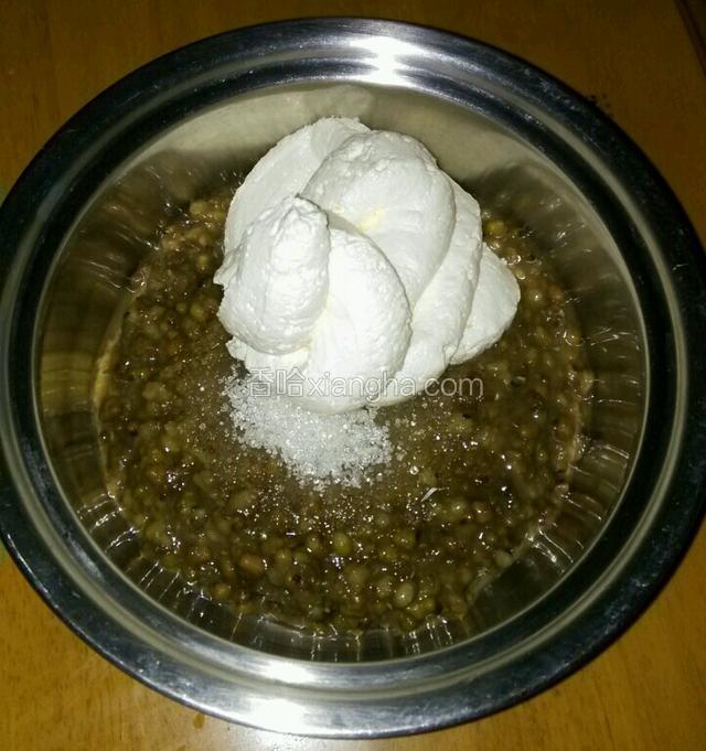 绿豆加水高压锅压烂加入打发的奶油再加糖