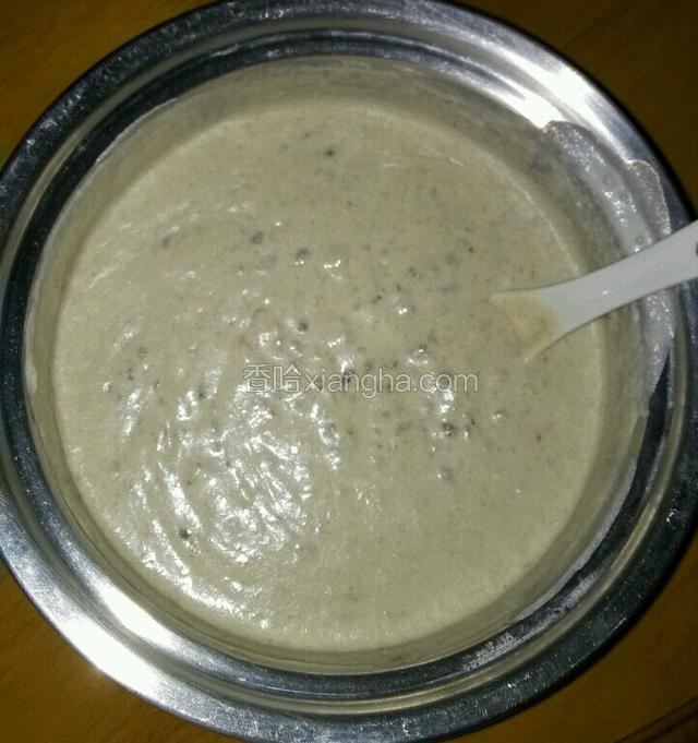 搅拌均匀再加入纯牛奶继续拌匀至糖融化