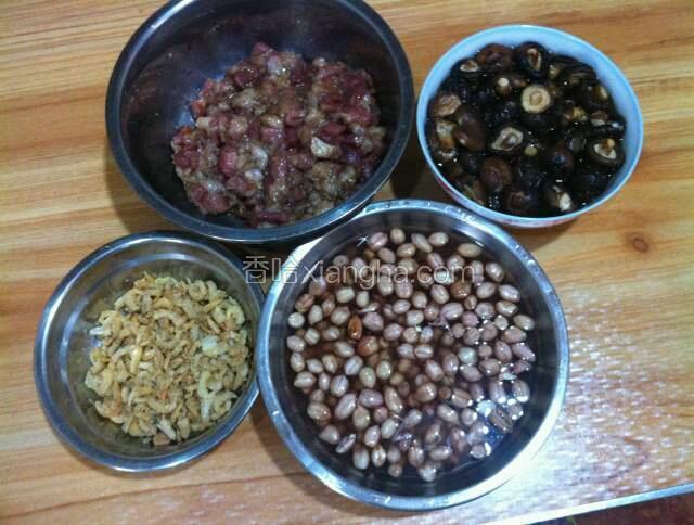 花生泡开水去皮，腊肉，香菇，虾米切碎，同糯米一起，加入盐，味精，五香粉搅拌均匀