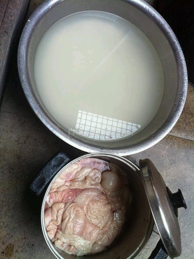 糯米洗净泡水30分钟沥干，猪大肠洒上生粉，抓匀冲洗干净，翻过面再重复一次后沥干