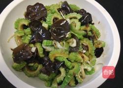 凉拌苦瓜黑木耳的做法图解8
