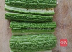 凉拌苦瓜黑木耳的做法图解1