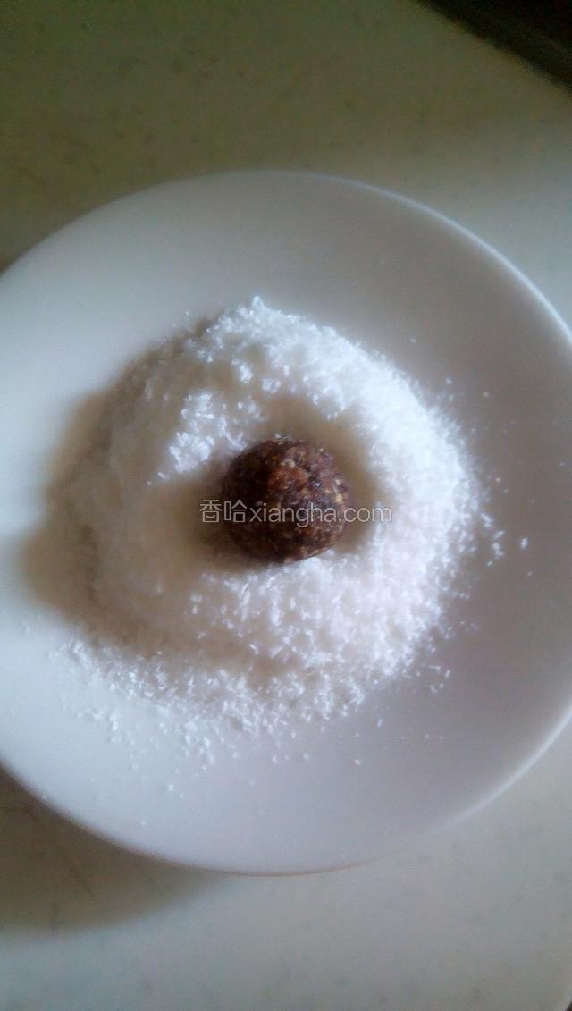 用手心搓成大概10克左右的小圆球，放到椰蓉上面滚一下，表面沾满椰蓉既可。