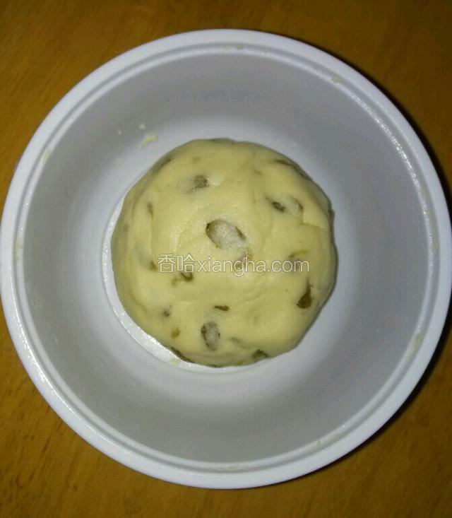 用刮刀切刮均匀加入泡好的葡萄干碎，用手抓均匀后揉成一团装保鲜袋冷藏醒发30分钟