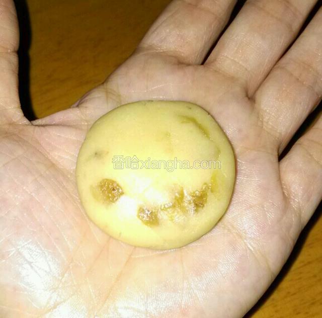 取每份用手信轻轻搓成丸子，再用手心稍微压扁