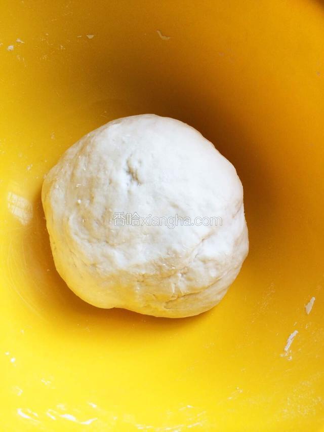 面粉加水揉成光滑的面团