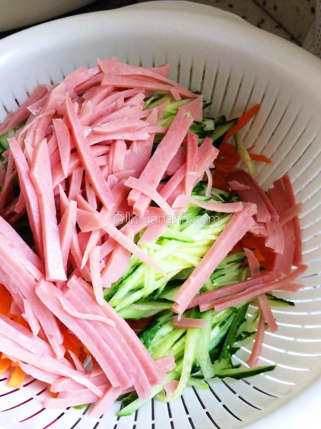 各类配料切丝入油锅翻炒加调味料拌匀