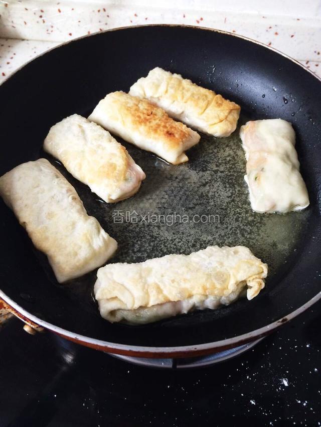 入油锅，小火慢煎至金黄即可出锅…