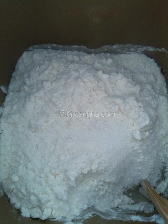 除黄油外其它材料多放进面包机桶，按面包机和面键我第一次和面25分钟，加入黄油第二次和面还是25分钟然后发酵